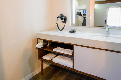 A bathroom at Golden Host Resort Sarasota