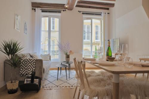 - un salon avec une table à manger et des chaises dans l'établissement L'antre du Graoully, à Metz