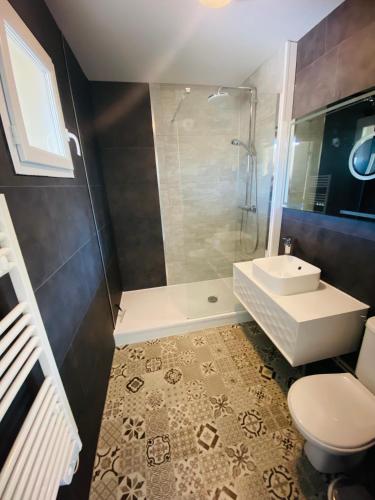 une salle de bain avec une douche, des toilettes et un lavabo dans l'établissement FormiSTUDIO I, à Équemauville