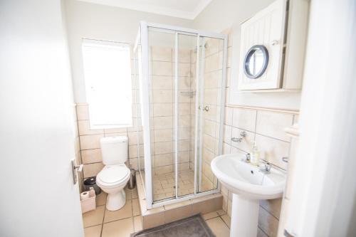 een badkamer met een toilet en een wastafel bij Thirty River Club Villas managed by The Paper Fig House in Plettenbergbaai