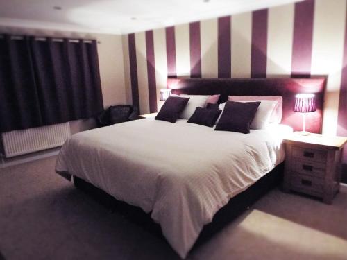 A bed or beds in a room at Guston Guest House 