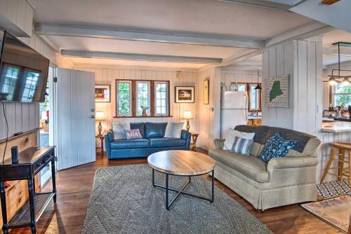 Afbeelding uit fotogalerij van Charming Pine Point Cottage - 2 Blocks to Ocean! in Scarborough