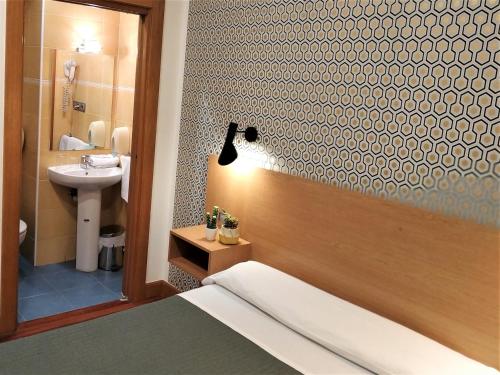 Phòng tắm tại Roquefer Bilbao Central Rooms