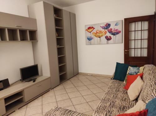 - un salon avec un canapé et une télévision dans l'établissement Appartamento con terrazzo a Gorgonzola, à Gorgonzola