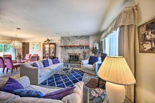 Χώρος καθιστικού στο 12 Mi to Hersheypark Family Home with Deck!