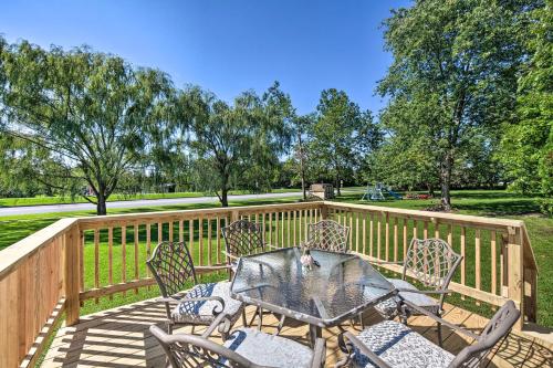 Κήπος έξω από το 12 Mi to Hersheypark Family Home with Deck!