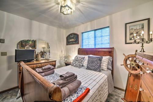 Katil atau katil-katil dalam bilik di 12 Mi to Hersheypark Family Home with Deck!