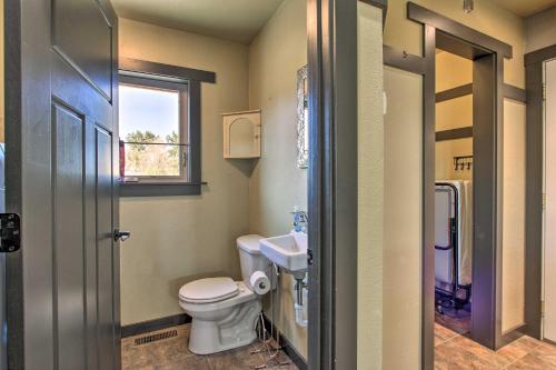 A bathroom at Pet-Friendly Choteau Townhouse with Gas Grill!
