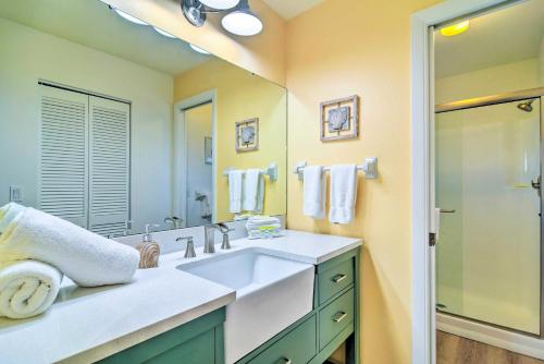 La salle de bains est pourvue d'un lavabo et d'un grand miroir. dans l'établissement Vibrant Island Home with Pool, 1 Block to Beach, à Anna Maria