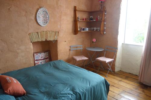 Łóżko lub łóżka w pokoju w obiekcie L'appartement de Jeanne