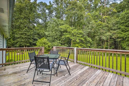 Gambar di galeri bagi Quiet Home with Fire Pit - 1 Mi to Downtown Acworth! di Acworth