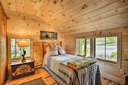 Un pat sau paturi într-o cameră la Warm and Cozy Adirondacks Cabin on Otter Lake!