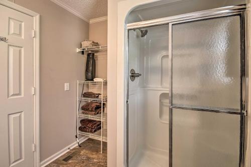 Φωτογραφία από το άλμπουμ του Family Home with Fire Pit, 2 Mi to Lake Access σε Λέξινγκτον