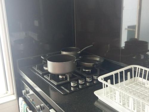 three pots and pans on a stove in a kitchen at MIRADOR TUNJA 401 in Tunja