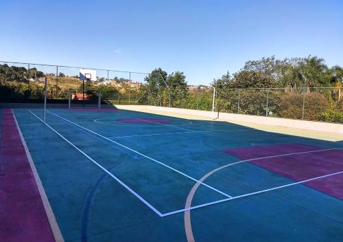a tennis court with a net on top of it at Piemonte Flat Serra Negra SP in Serra Negra