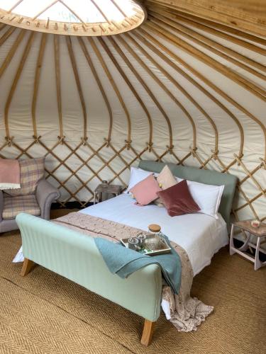 Cama o camas de una habitación en Blossom Orchard - Luxury Yurts