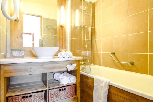 Koupelna v ubytování Bright spacious two bed South facing family apartment