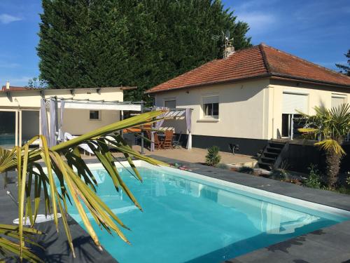 une maison avec une piscine devant une maison dans l'établissement La Dolce Vita, à Saint-Seine-en-Bâche