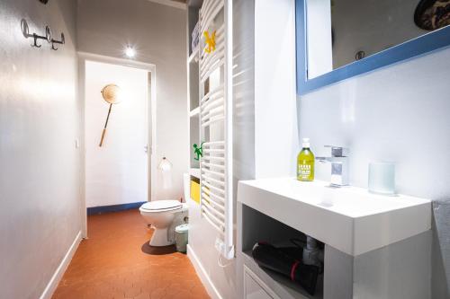 une salle de bain avec un lavabo blanc et des toilettes dans l'établissement Lumineux Aix Plein Centre avec Parking privé Gratuit, à Aix-en-Provence