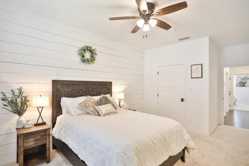 Hill Country Haven a Modern Rustic - 2 Bedroom 2 Bathroom Townhouse off Main Street房間的床