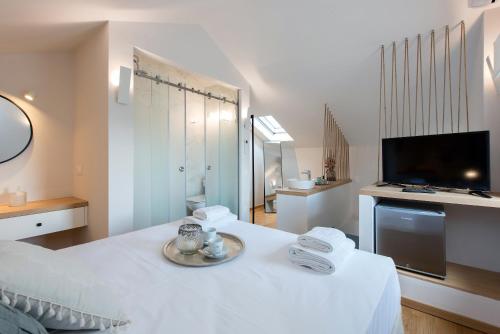 A bed or beds in a room at Arieni Sea View House
