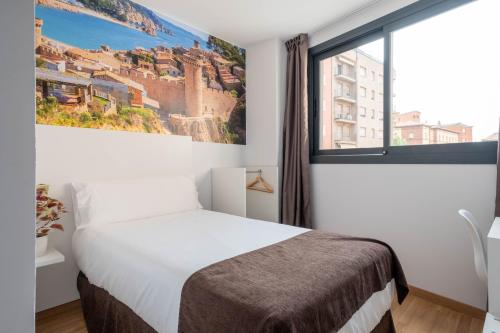 Rúm í herbergi á Hotel BESTPRICE Girona