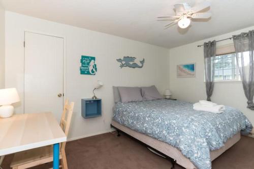 Postel nebo postele na pokoji v ubytování Contemporary, marine 2bd/1ba Apartment C in Kent