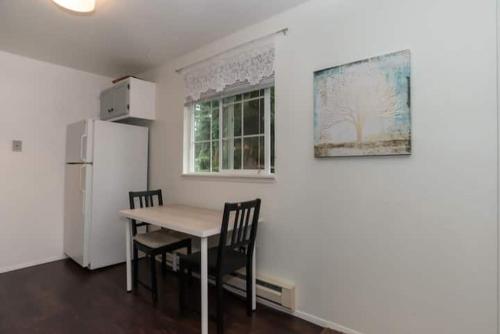 Kuchyň nebo kuchyňský kout v ubytování Contemporary, marine 2bd/1ba Apartment C in Kent