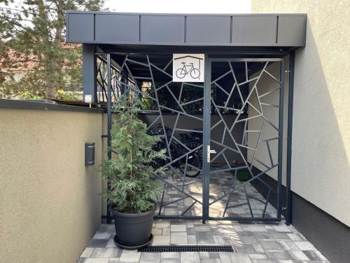 einen Eingang zu einem Gebäude mit einem Fahrradschild in der Unterkunft Luxury Apartments Keszthely in Keszthely