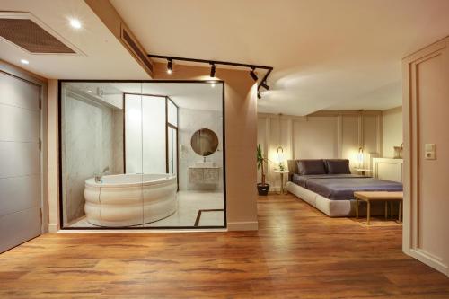 イスタンブールにあるConcept Nisantasi Hotels & Spaのバスルーム(バスタブ付)、ベッド1台が備わります。