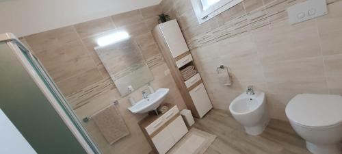 a small bathroom with a toilet and a sink at SUITE BLANC APARTMENTS - Monolocali indipendenti con cucina e bagno privato - Check-in e check-out con codice in autonomia h24 - Terrazza in comune NECESSARIO AVERE WATHSAPP O APP DI MESSAGGISTICA ISTANTANEA PER FOTO E VIDEO in Guspini