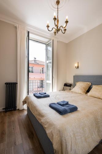 une chambre avec un grand lit avec une grande fenêtre dans l'établissement 