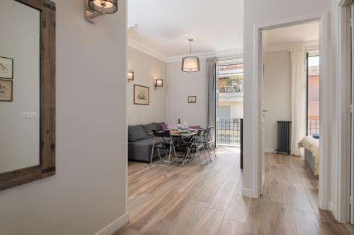 un salon avec un canapé et une table dans l'établissement 