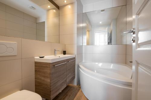une salle de bain avec une baignoire, des toilettes et un lavabo dans l'établissement 