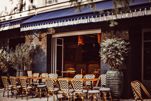 - un groupe de chaises assis à l'extérieur d'un restaurant dans l'établissement Babel Belleville, à Paris
