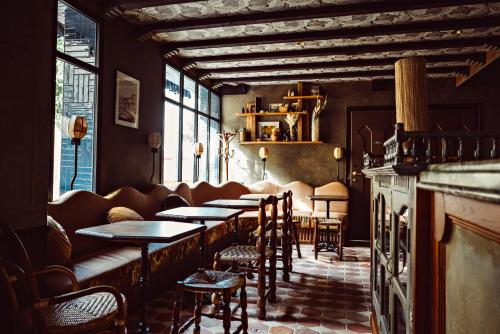 a room with a row of tables and chairs at Babel Belleville in Paris
