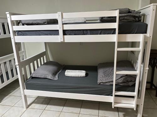 เตียงสองชั้นในห้องที่ Single Size BOTTOM Bunk Bed - Mixed Shared ROOM