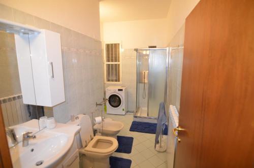 W łazience znajduje się toaleta, umywalka i prysznic. w obiekcie Baldini Holiday House w mieście Montopoli in Val dʼArno