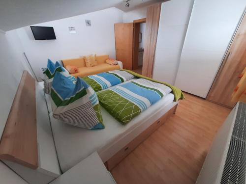 Un pat sau paturi într-o cameră la Ferienwohnung Schnell