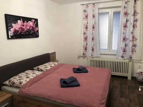 een slaapkamer met een bed met twee hoeden erop bij Apartmán Melody in Ústí nad Labem
