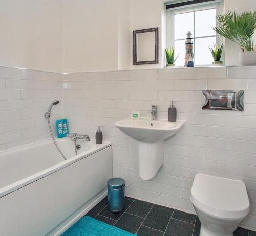 Bathroom sa Luxury 3 Bed House on Private Walkway with Parking, King's Hill.