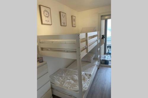 パラヴァ・レ・フロにあるL’HORIZON -Appartement 1ère ligne vue Mer Classe3*の部屋に二段ベッドがいくつかある