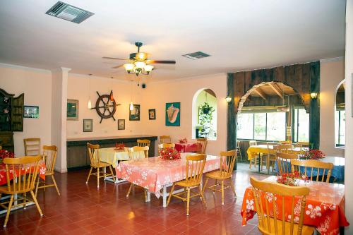 Restoran atau tempat lain untuk makan di Orange Hill Beach Inn