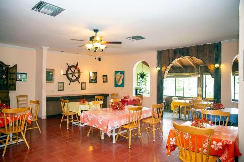 Imagen de la galería de Orange Hill Beach Inn, en Nassau