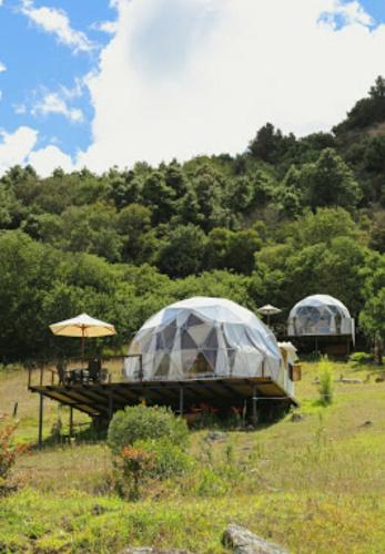 Un paisaje natural cerca del tented camp