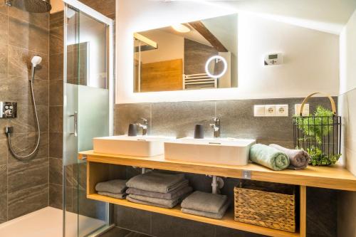 a bathroom with a sink and a shower at Ferienwohnung Kracherbauer in Saalfelden am Steinernen Meer