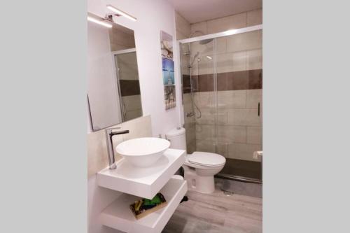 y baño con lavabo y aseo. en Precioso apartamento a 150 metros de la Playa, en Las Palmas de Gran Canaria