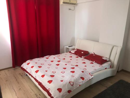 ブカレストにあるJane Houseのベッドルーム1室(赤いカーテン付きのベッド1台付)