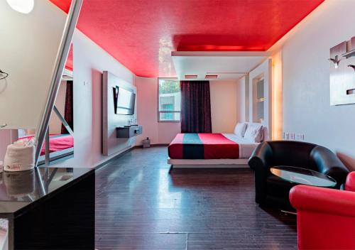 een hotelkamer met een bed en een rood plafond bij Hotel Puente Grande in Las Ánimas