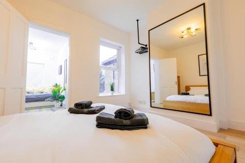 Llit o llits en una habitació de Stunning City Centre House With Hot Tub & Cinema Room